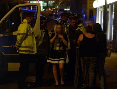 Επίθεση Μάντσεστερ: «Οι άνθρωποι που παραλάβαμε είχαν τραύματα πολεμικού πεδίου» λέει Έλληνας γιατρός (βίντεο)